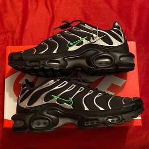 Nike Black and Green Athletic Shoes